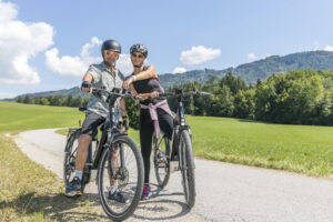 Zwei Radfahrer:innen stehen auf Geh- und radweg